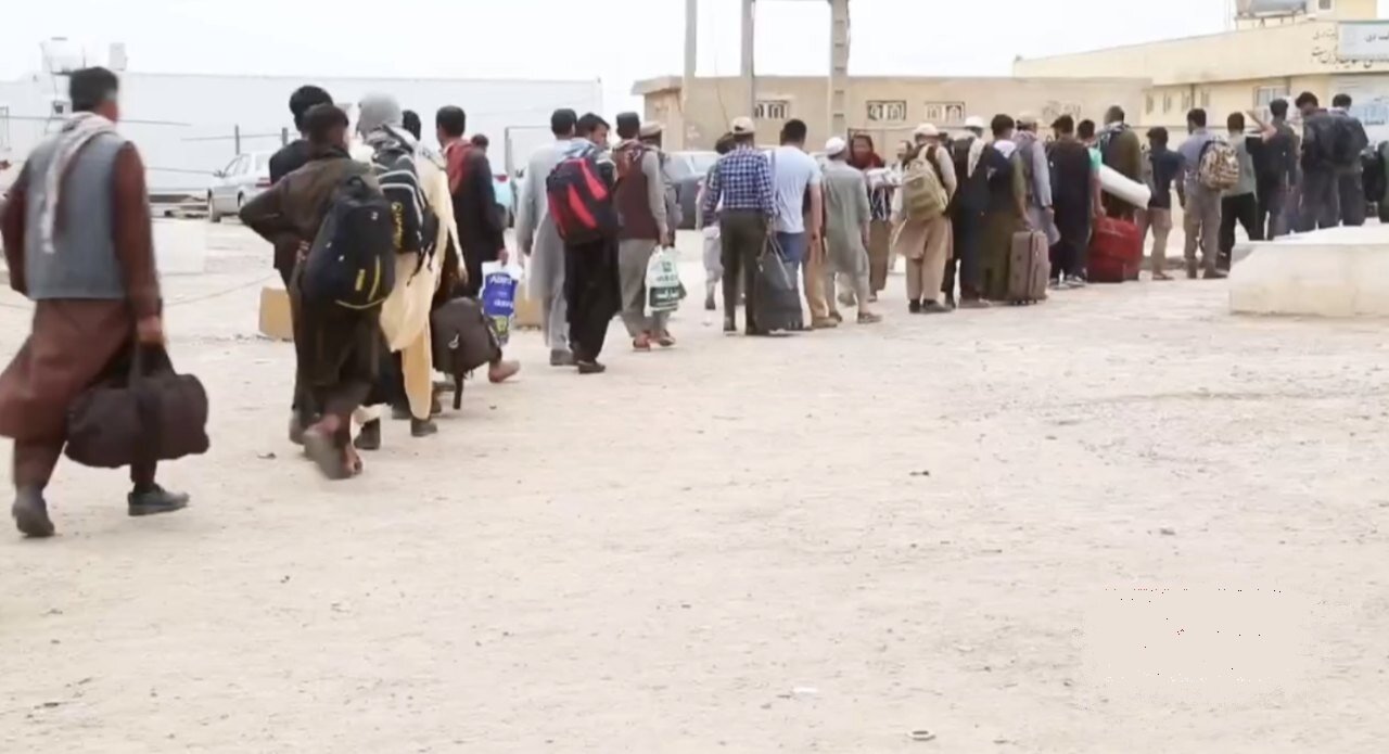 افغانستان روزنامه اصولگرا: جمع آوری مهاجران افغانستانی و اعزام آنها به کمپ برای اخراج، خلاف کرامت انسانی است